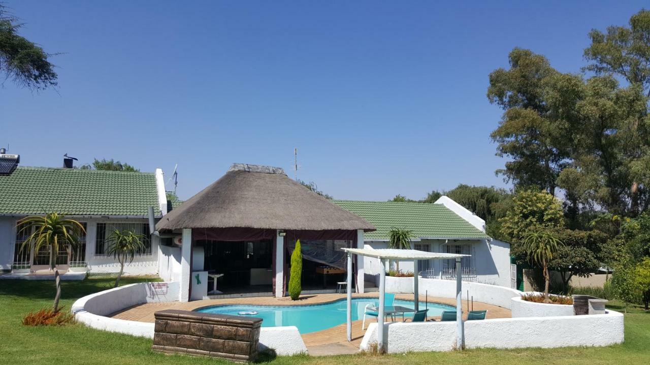 Simbasun Cottages ミッドラント エクステリア 写真